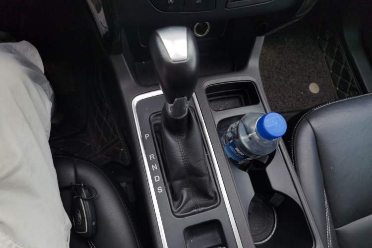 Used Ford Kuga 2017 EcoBoost 180 Two-Wheel-Drive Luxury Wing Edition Gear Lever