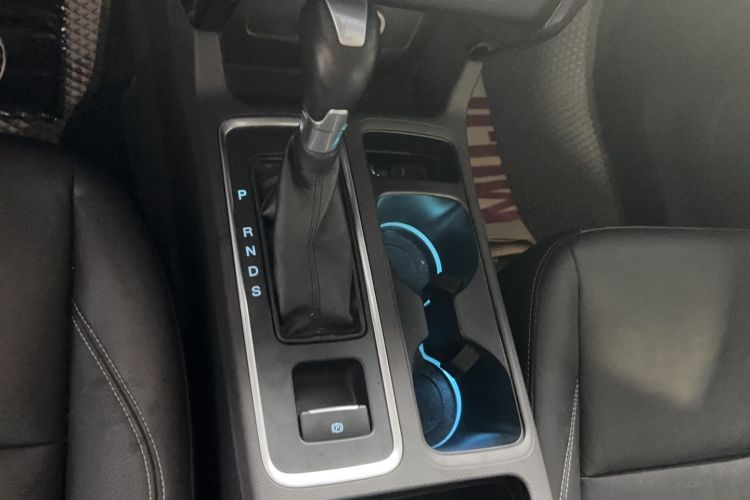 Used Ford Kuga 2017 EcoBoost 180 Two-Wheel-Drive Luxury Wing Edition Gear Lever