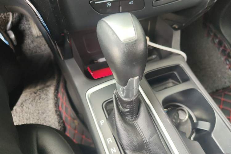 Used Ford Kuga 2017 EcoBoost 180 Two-Wheel-Drive Luxury Wing Edition Gear Lever