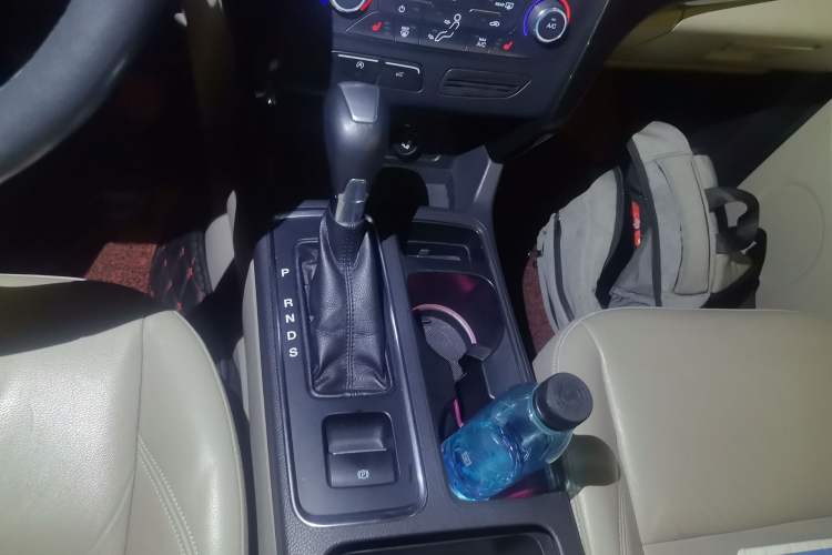 Used Ford Kuga 2017 EcoBoost 180 Two-Wheel-Drive Luxury Wing Edition Gear Lever
