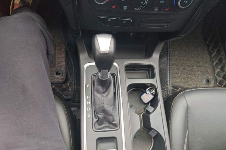 Used Ford Kuga 2017 EcoBoost 180 Two-Wheel-Drive Luxury Wing Edition Gear Lever