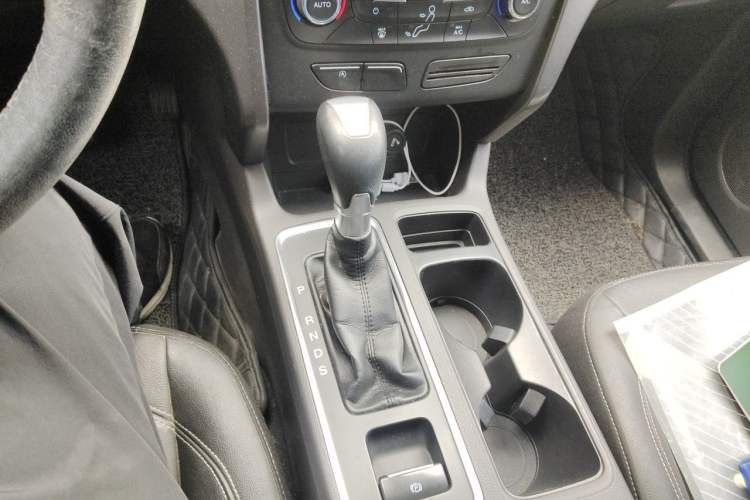 Used Ford Kuga 2017 EcoBoost 180 Two-Wheel-Drive Platinum Edition Gear Lever