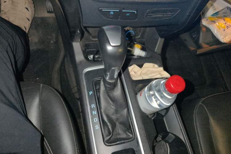 Used Ford Kuga 2017 EcoBoost 180 Two-Wheel-Drive Luxury Wing Edition Gear Lever