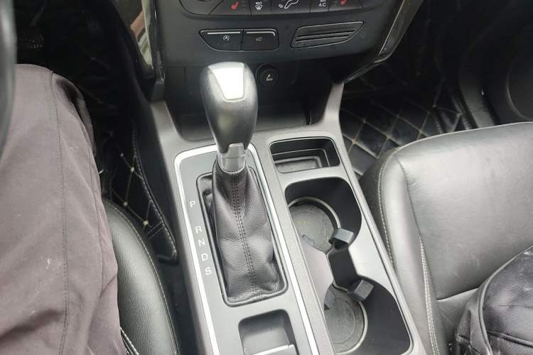 Used Ford Kuga 2017 EcoBoost 180 Two-Wheel-Drive Luxury Wing Edition Gear Lever