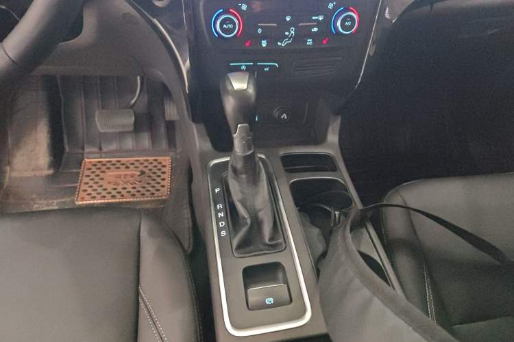 Used Ford Kuga 2017 EcoBoost 180 Two-Wheel-Drive Luxury Wing Edition Gear Lever