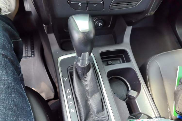 Used Ford Kuga 2017 EcoBoost 180 Two-Wheel-Drive Luxury Wing Edition Gear Lever