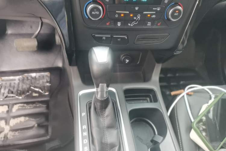 Used Ford Kuga 2017 EcoBoost 180 Two-Wheel-Drive Luxury Wing Edition Gear Lever
