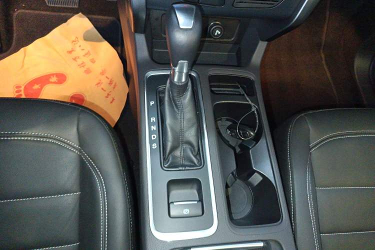 Used Ford Kuga 2017 EcoBoost 180 Two-Wheel-Drive Platinum Edition Gear Lever
