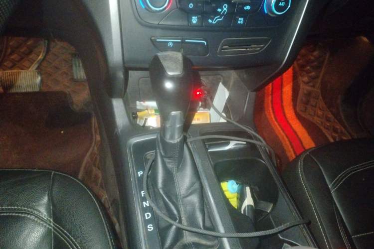 Used Ford Kuga 2017 EcoBoost 180 Two-Wheel-Drive Platinum Edition Gear Lever