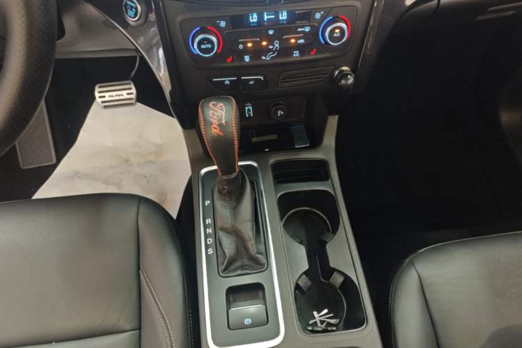 Used Ford Kuga 2017 EcoBoost 180 Two-Wheel-Drive Luxury Wing Edition Gear Lever
