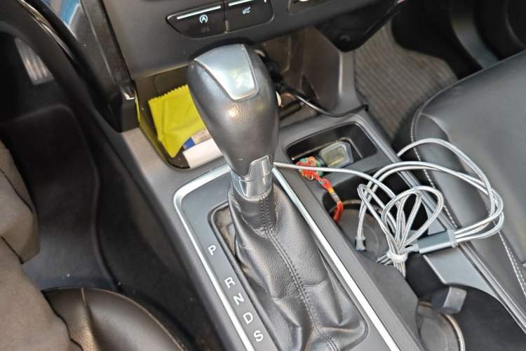 Used Ford Kuga 2017 EcoBoost 180 Two-Wheel-Drive Luxury Wing Edition Gear Lever