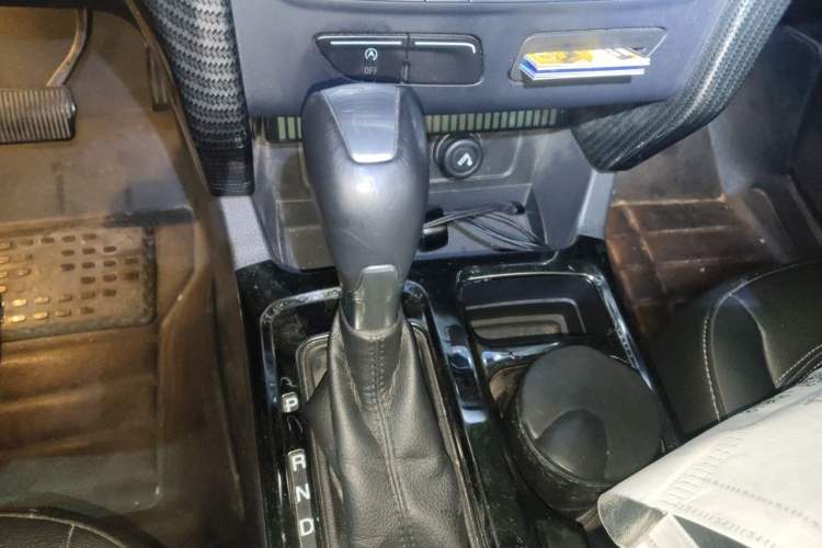 Used Ford Kuga 2017 EcoBoost 180 Two-Wheel-Drive Platinum Edition Gear Lever
