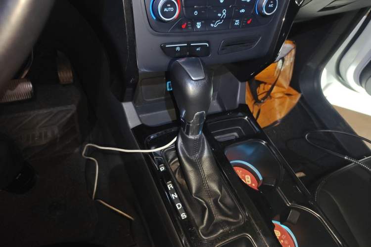 Used Ford Kuga 2017 EcoBoost 180 Two-Wheel-Drive Luxury Wing Edition Gear Lever