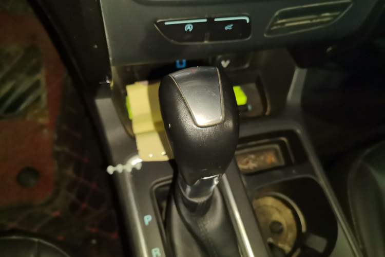 Used Ford Kuga 2017 EcoBoost 180 Two-Wheel-Drive Luxury Wing Edition Gear Lever