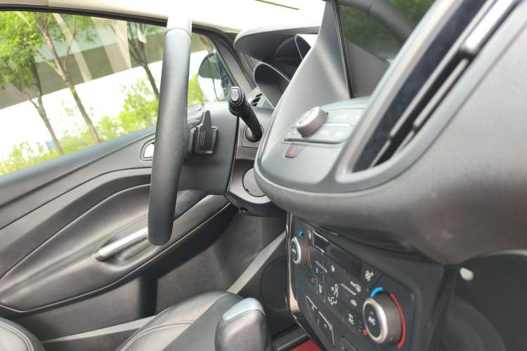 Used Ford Kuga 2017 EcoBoost 180 Two-Wheel-Drive Luxury Wing Edition Interior 1