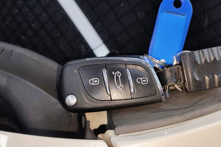 Used Ford Kuga 2017 EcoBoost 180 Two-Wheel-Drive Elite Trim Interior 1