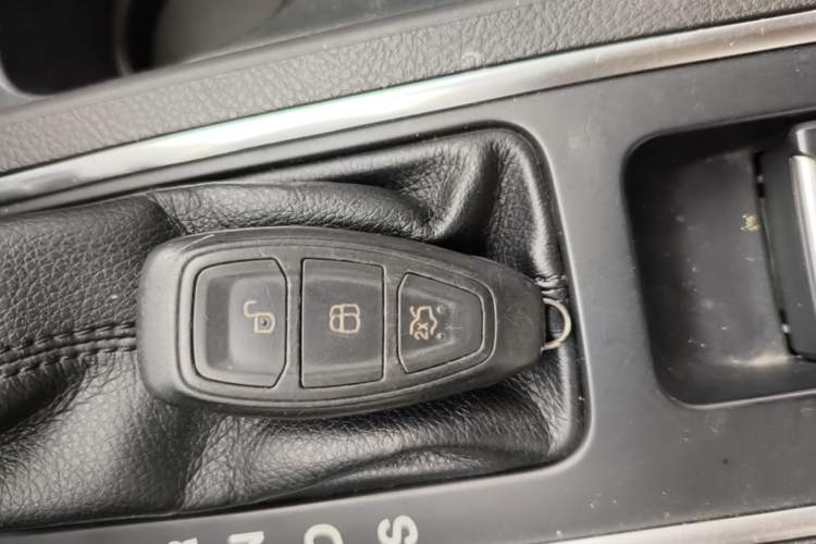 Used Ford Kuga 2017 EcoBoost 180 Four-Wheel Drive Luxury Wing Model Interior 1