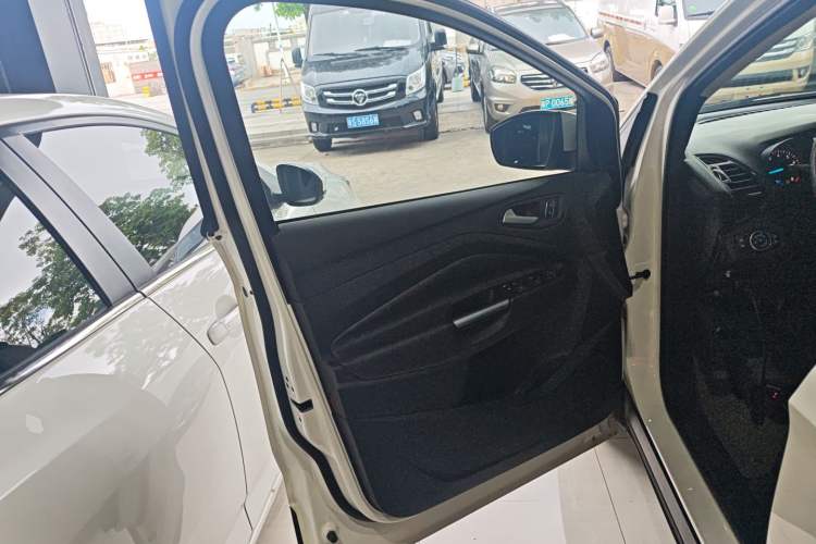 Used Ford Kuga 2017 EcoBoost 180 Two-Wheel-Drive Luxury Wing Edition Interior 3