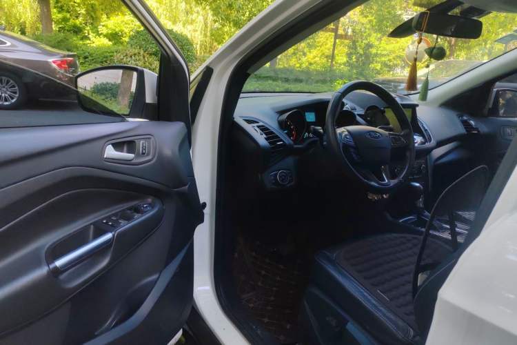 Used Ford Kuga 2017 EcoBoost 180 Two-Wheel-Drive Platinum Edition Interior 3