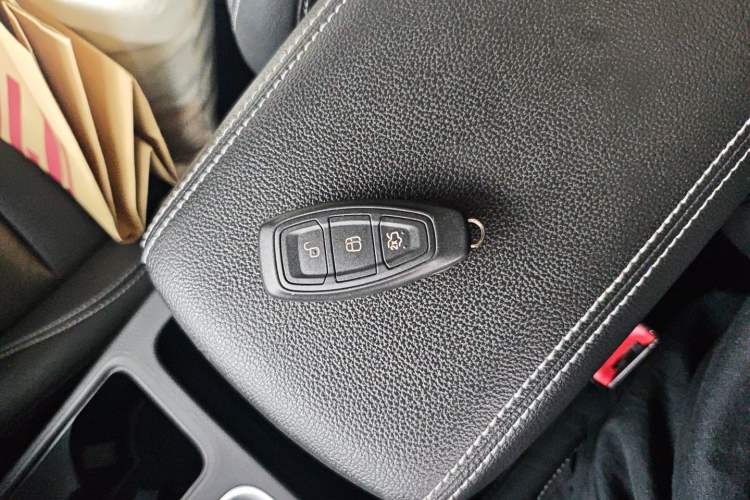 Used Ford Kuga 2017 EcoBoost 180 Two-Wheel-Drive Luxury Wing Edition Interior 4