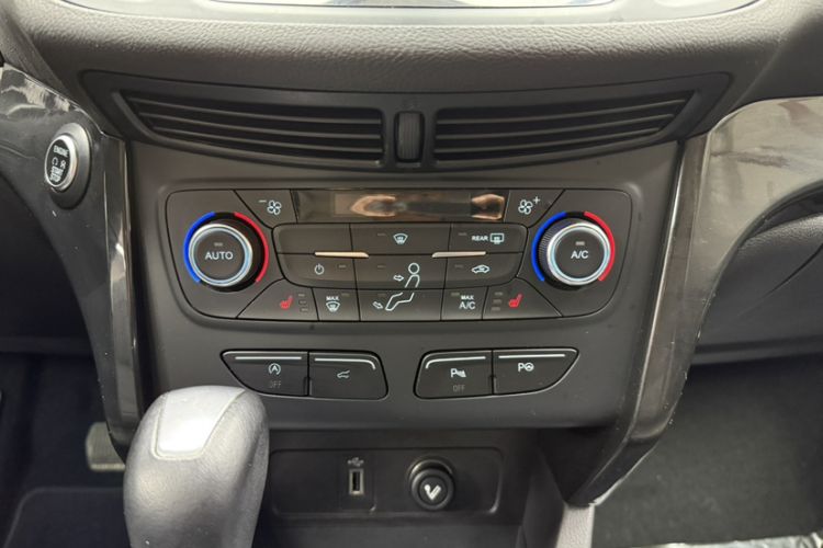 Used Ford Kuga 2017 EcoBoost 245 Four-Wheel-Drive Sport Model Interior 4