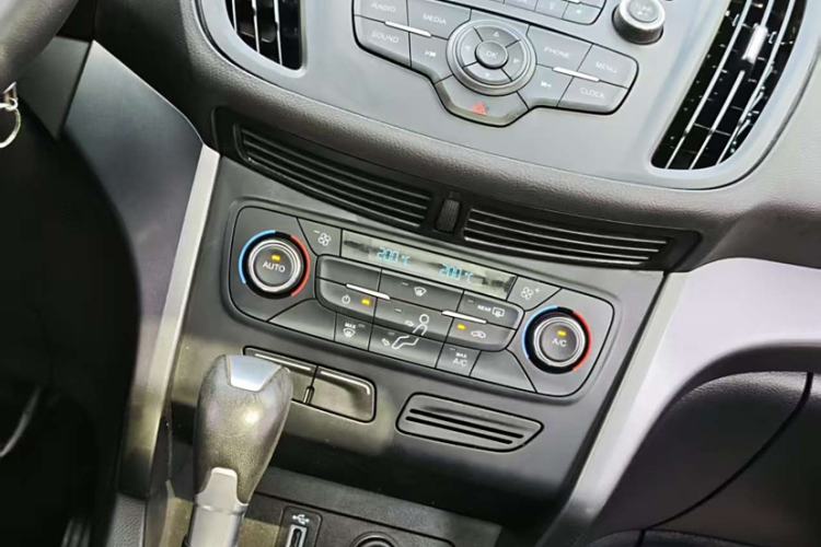 Used Ford Kuga 2017 EcoBoost 180 Two-Wheel-Drive Platinum Edition Interior 4