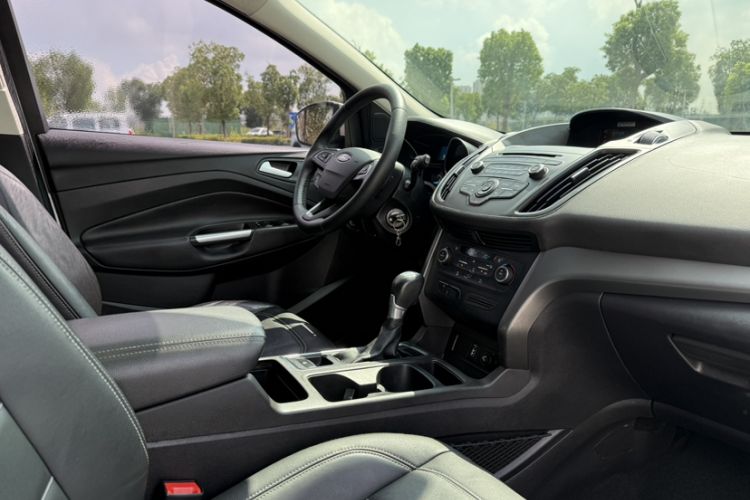 Used Ford Kuga 2017 EcoBoost 180 Two-Wheel-Drive Platinum Edition Interior 5