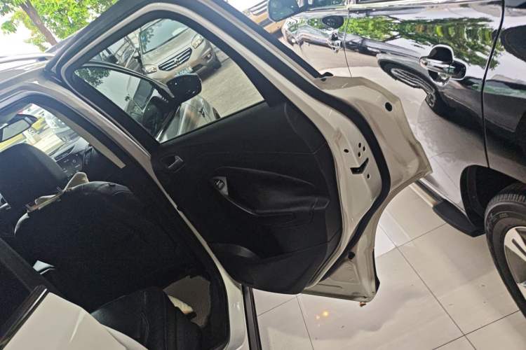 Used Ford Kuga 2017 EcoBoost 180 Two-Wheel-Drive Luxury Wing Edition Interior 7