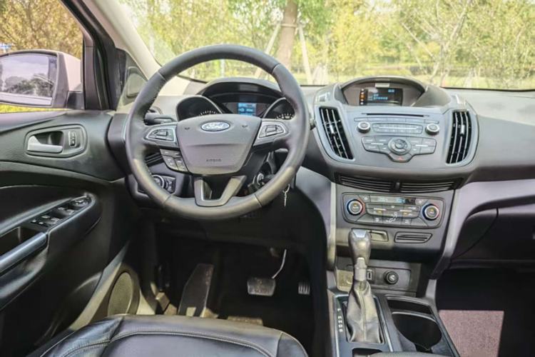 Used Ford Kuga 2017 EcoBoost 180 Two-Wheel-Drive Platinum Edition Interior 9