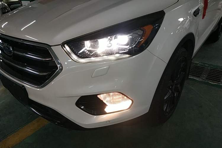 Used Ford Kuga 2017 EcoBoost 245 Four-Wheel-Drive Sport Model Left Front Headlight