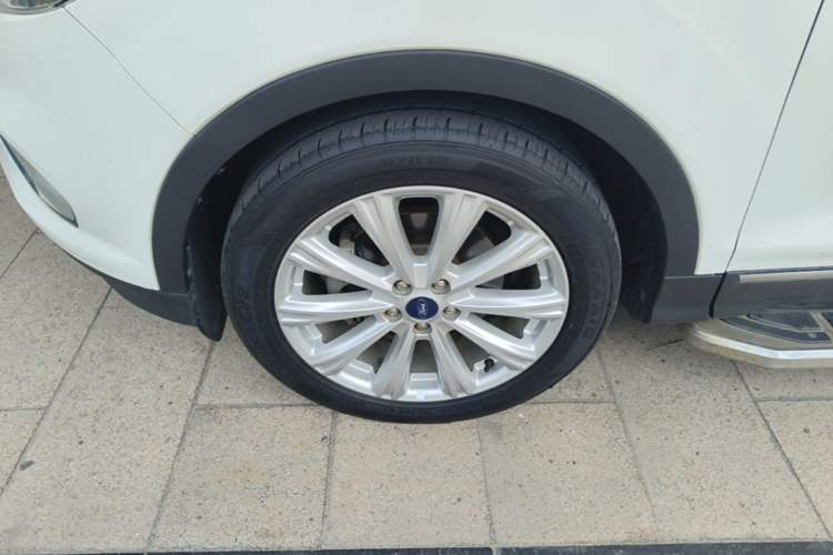 Used Ford Kuga 2017 EcoBoost 180 Two-Wheel-Drive Luxury Wing Edition Left Front Wheel Hub