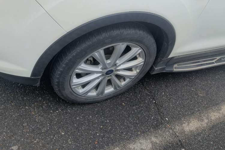 Used Ford Kuga 2017 EcoBoost 180 Two-Wheel-Drive Luxury Wing Edition Left Front Wheel Hub