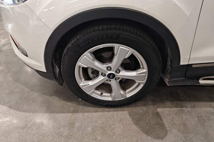 Used Ford Kuga 2017 EcoBoost 180 Two-Wheel-Drive Tiger Leap Model Left Front Wheel Hub