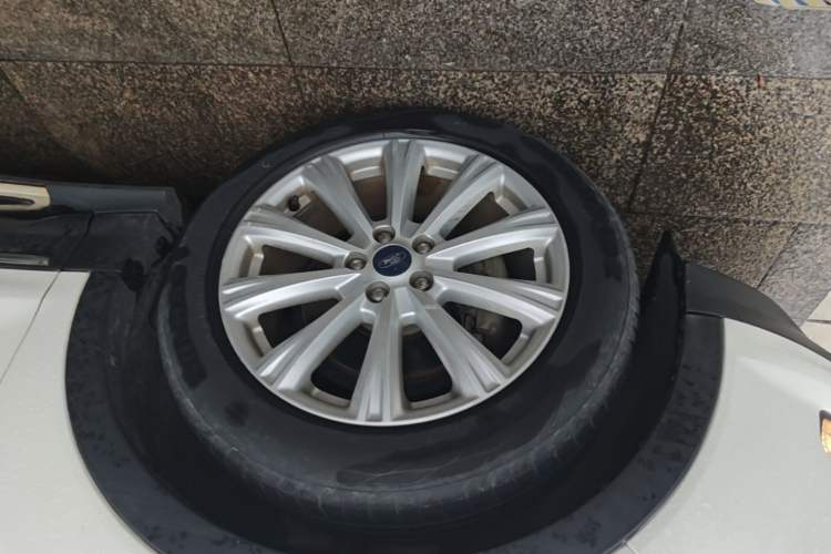 Used Ford Kuga 2017 EcoBoost 180 Two-Wheel-Drive Luxury Wing Edition Left Front Wheel Hub