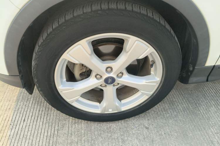 Used Ford Kuga 2017 EcoBoost 180 Two-Wheel-Drive Platinum Edition Left Front Wheel Hub