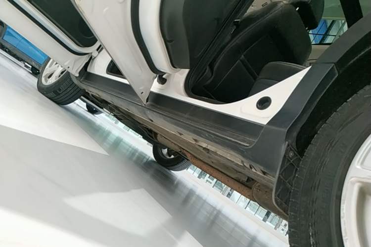 Used Ford Kuga 2017 EcoBoost 180 Two-Wheel-Drive Tiger Leap Model Left Side Sill