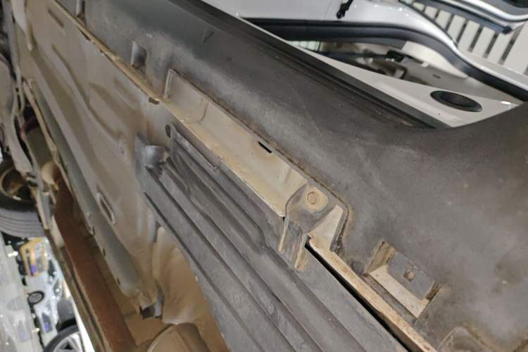 Used Ford Kuga 2017 EcoBoost 180 Two-Wheel-Drive Luxury Wing Edition Left Side Sill