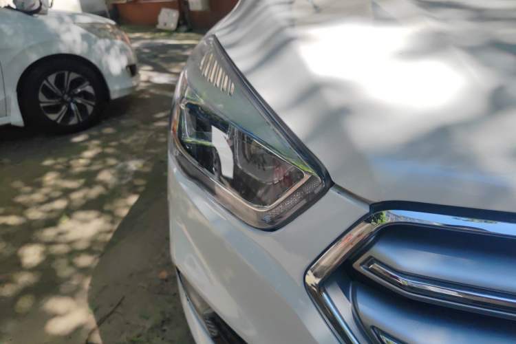 Used Ford Kuga 2017 EcoBoost 180 Two-Wheel-Drive Tiger Leap Model Right Front Headlight