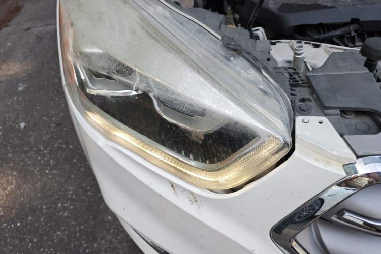 Used Ford Kuga 2017 EcoBoost 180 Two-Wheel-Drive Luxury Wing Edition Right Front Headlight