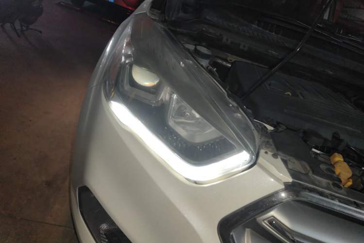 Used Ford Kuga 2017 EcoBoost 180 Two-Wheel-Drive Platinum Edition Right Front Headlight
