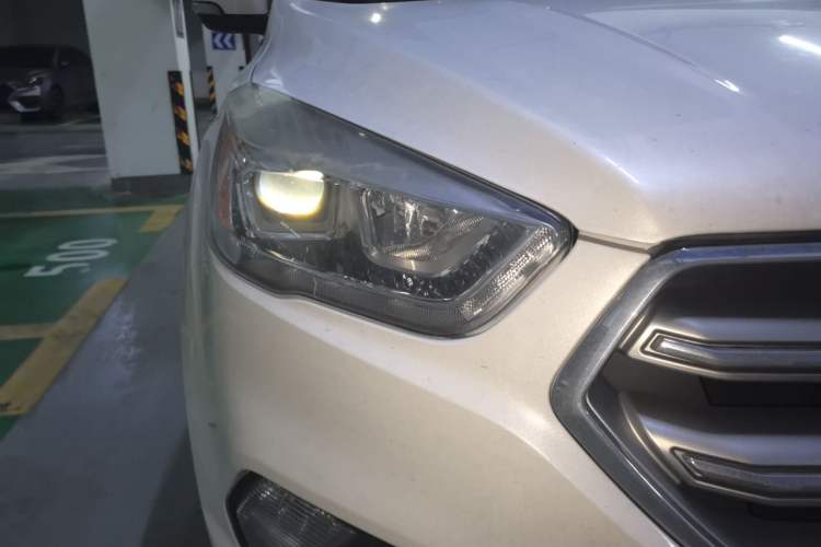 Used Ford Kuga 2017 EcoBoost 180 Two-Wheel-Drive Luxury Wing Edition Right Front Headlight