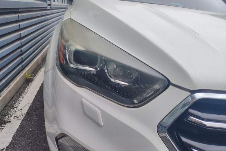 Used Ford Kuga 2017 EcoBoost 245 Four-Wheel-Drive Sport Model Right Front Headlight