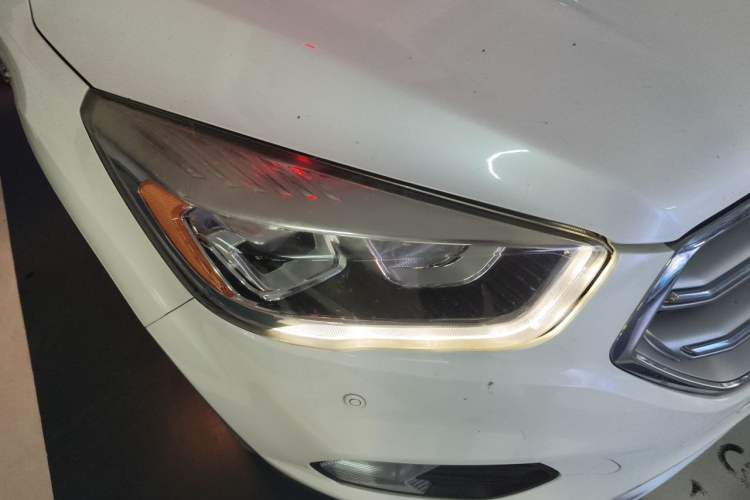 Used Ford Kuga 2017 EcoBoost 180 Two-Wheel-Drive Platinum Edition Right Front Headlight