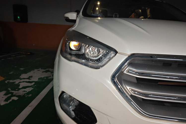 Used Ford Kuga 2017 EcoBoost 180 Two-Wheel-Drive Luxury Wing Edition Right Front Headlight