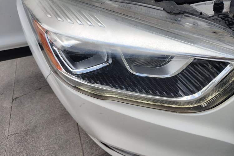 Used Ford Kuga 2017 EcoBoost 180 Two-Wheel-Drive Tiger Leap Model Right Front Headlight