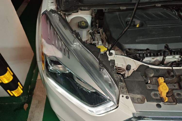 Used Ford Kuga 2017 EcoBoost 180 Two-Wheel-Drive Tiger Leap Model Right Front Headlight