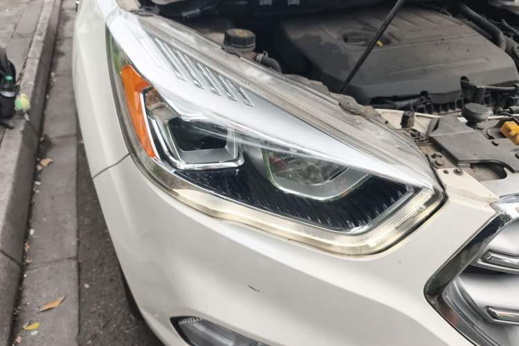 Used Ford Kuga 2017 EcoBoost 180 Two-Wheel-Drive Luxury Wing Edition Right Front Headlight