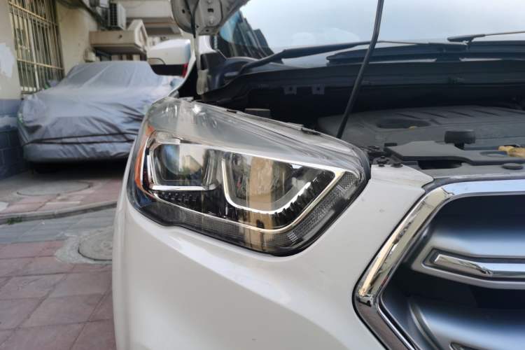 Used Ford Kuga 2017 EcoBoost 180 Two-Wheel-Drive Luxury Wing Edition Right Front Headlight