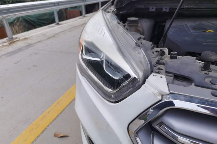 Used Ford Kuga 2017 EcoBoost 180 Two-Wheel-Drive Luxury Wing Edition Right Front Headlight