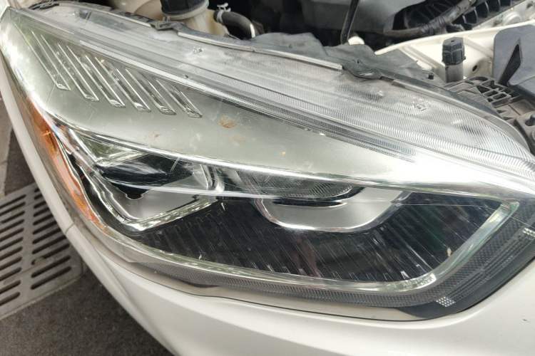 Used Ford Kuga 2017 EcoBoost 180 Two-Wheel-Drive Luxury Wing Edition Right Front Headlight